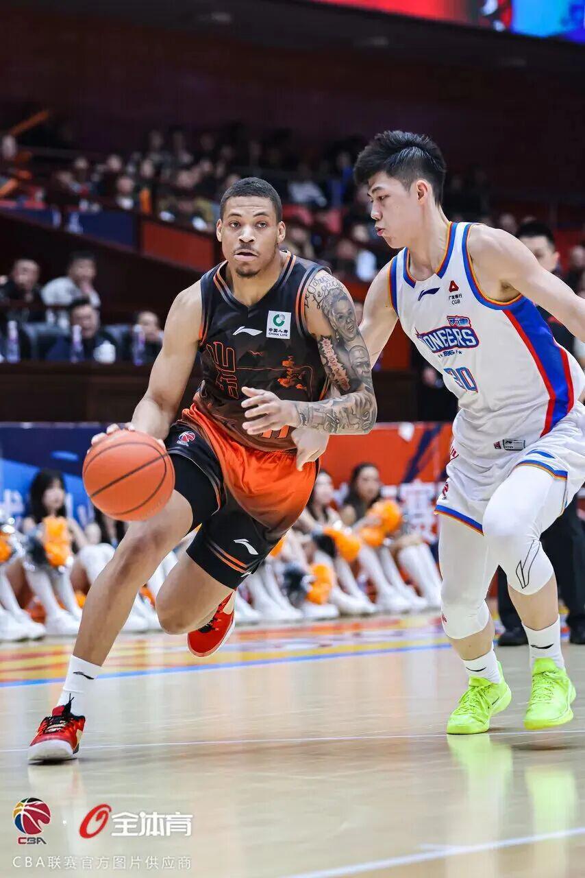 B体育-山东男篮外援大洗牌：克里斯稳坐钓鱼台，其余四人命悬一线